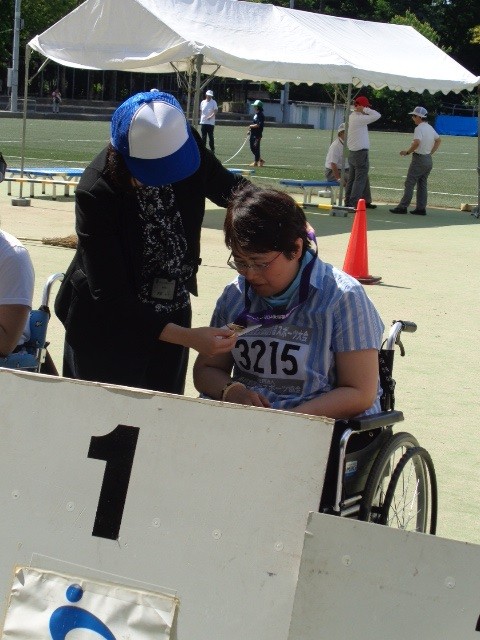 金メダルをかけられ少し緊張した面持ち。