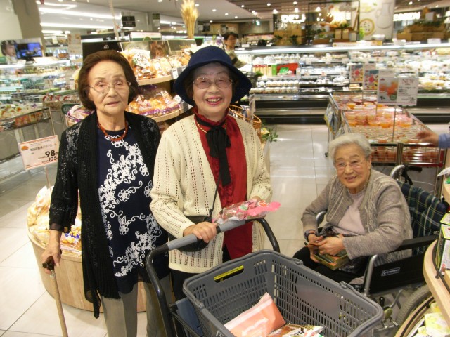 おいしい焼き芋！大好きな和菓子もたくさん買いました！また買い物ツアーに参加するわ！