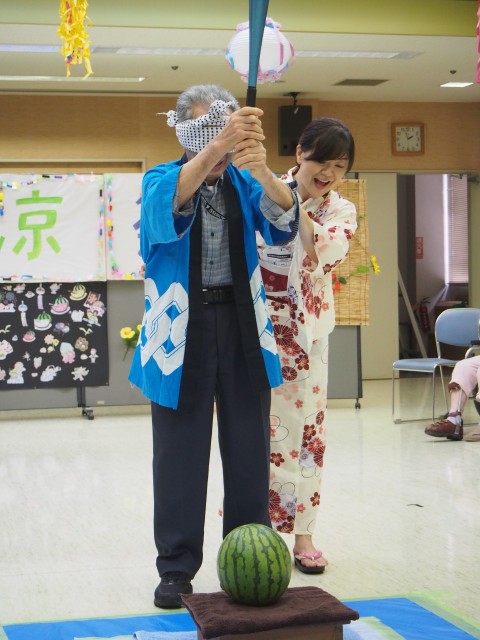 周りの方に「右だ!左だ!前、後ろ」と声をかけられ一振り!