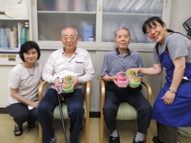 奥様に日頃の感謝の気持ちを込めてお土産を購入！