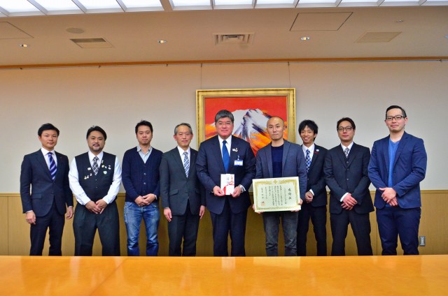 感謝状授与式:板橋区長とミズベリングいたばしの皆様